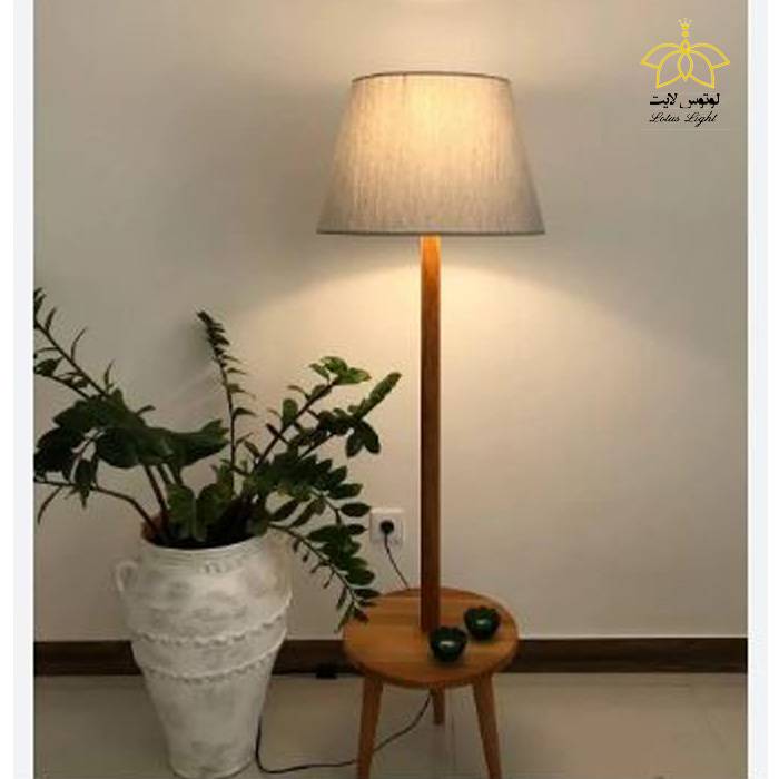 آباژور ایستاده چوبی با نور ملایم